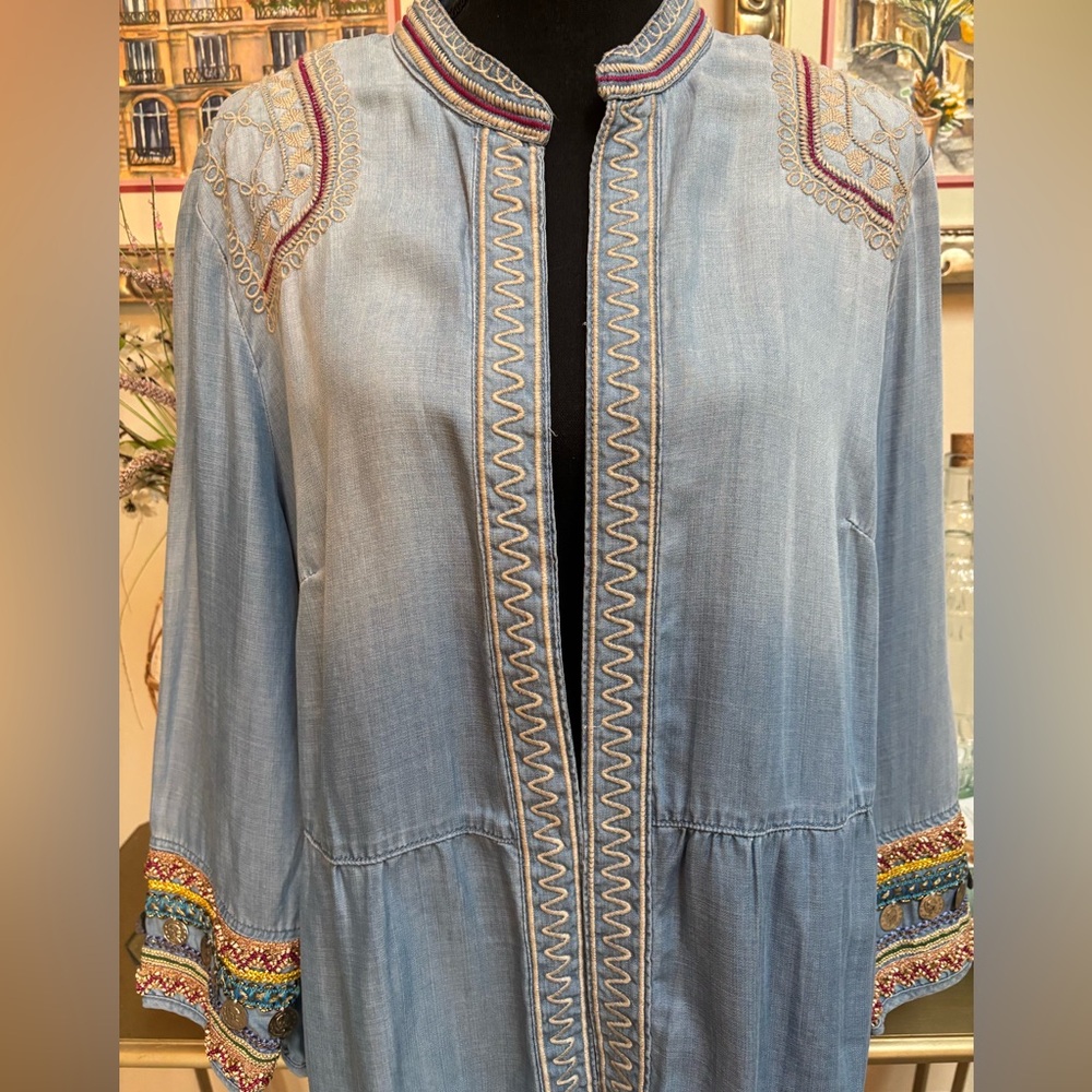 CHICOS BOHO LIGHTWASH BLUE CHAMBRAY JACKET EMBROIDERED RUFFLE PEPLUM STYLE SZ 16 - Picture 7 of 9